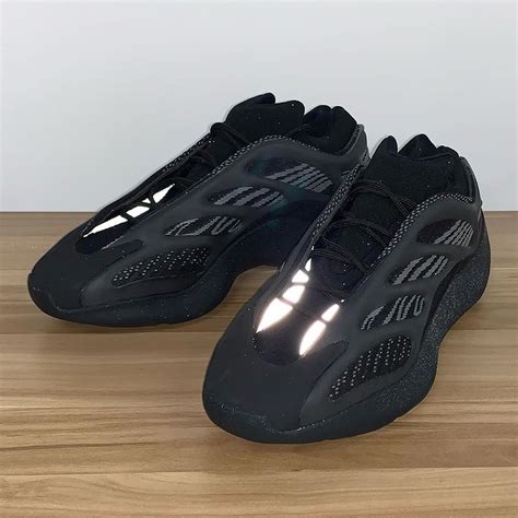 yeezy 700 v3 zwart